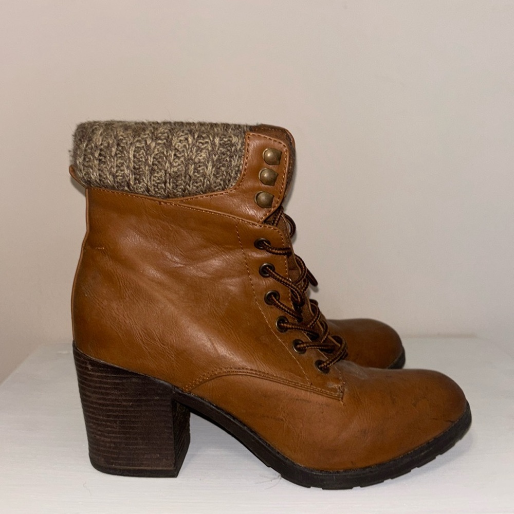 Fuzzy top boots size 9